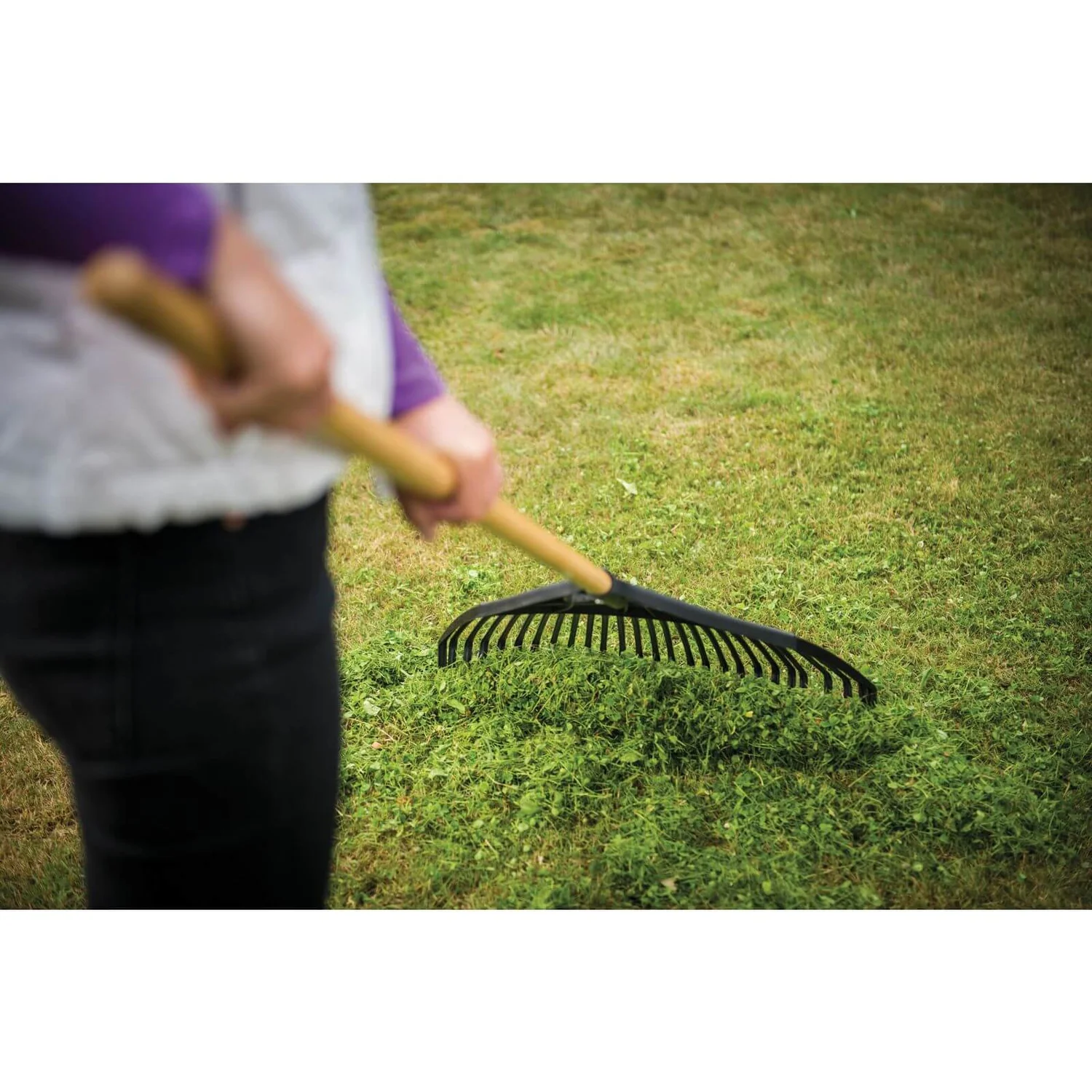Fiskars Leaf Garden Rake - Extra Large 2 Fiskars Leaf Garden Rake - Extra Large - Image 2